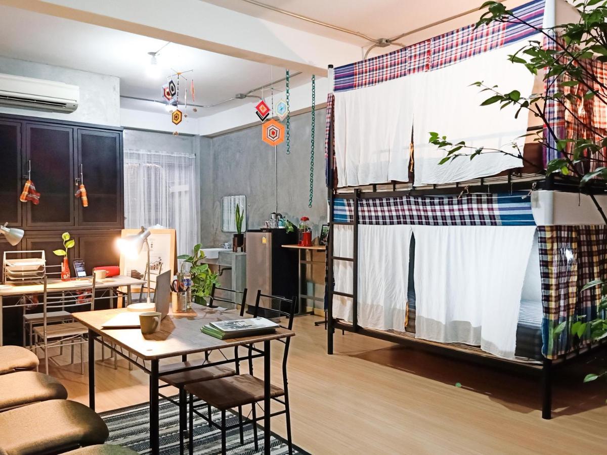 Five Stars Ratchada 19 Hostel Банкок Екстериор снимка